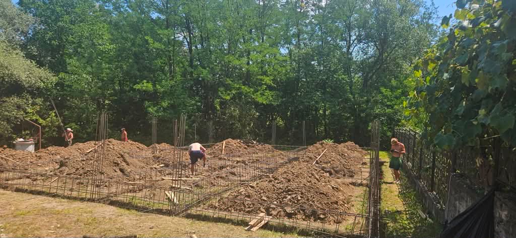 Teren intravilan 700 mp cu fundație și proiect de casă – Vulcana de Sus (12999 € negociabil)