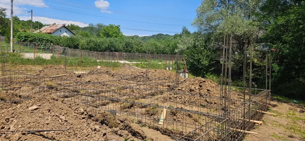 Teren intravilan 700 mp cu fundație și proiect de casă – Vulcana de Sus (12999 € negociabil)